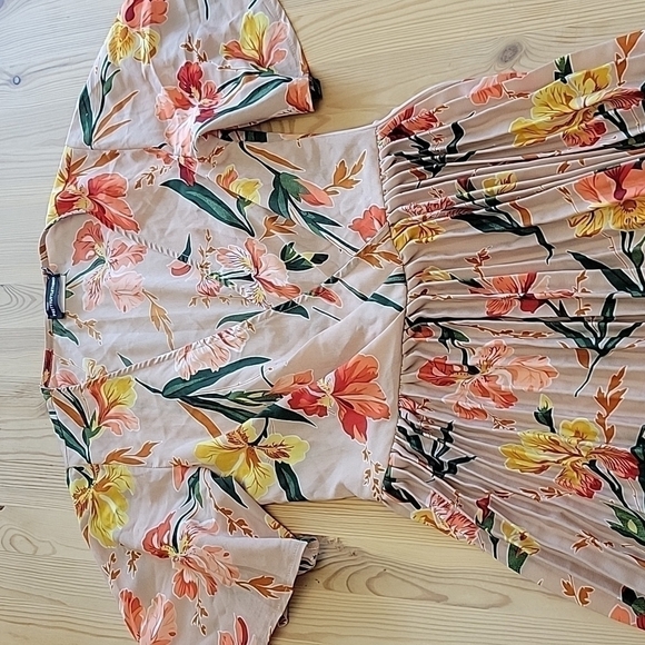 Prettyittlething Floral Dress 2 - Picture 4 of 11